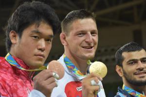 Český vlajkonoš slaví na olympiádě historický triumf. Judista Lukáš Krpálek je zlatý