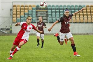 Podívejte se na fotbalové derby Slavia - Sparta sice v dívčí avšak rovněž v drsné podobě ...