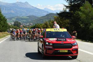 ŠKODA ENYAQ iV se představila jako Red Car na Tour de France