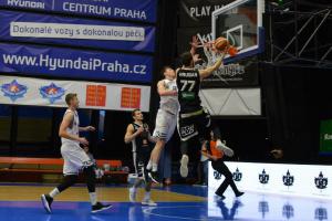 Basketbalisté z Nymburka sice zametli s pražskými Sovami 90:67, leč diváci viděli pěkný duel