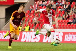 Podívejte se, jak při pražském fotbalovém derby Slavia - Dukla 2:2 nikdo nechtěl vyhrát