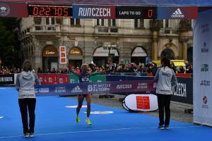 České maratonské tituly pro Evu Vrabcovou a Víta Pavlištu. Ráno centrem Prahy proběhli vytrvalci