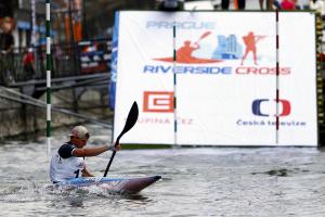 Při Prague Riverside Cross na Vltavě řádili vodní slalomáři i se zbraní v ruce