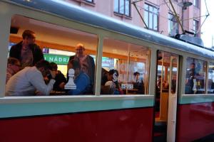Šachový svátek v Brně projížděl městem tramvají, vlastně šalinou