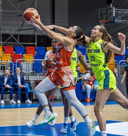 Utkání USK Praha – Tango Bourges 43:78 zaznamenané objektivy Miloše Březiny