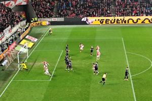 Sedm branek viděl Eden ve fotbalové napínavé detektivce Slavie - Jablonec 4:3