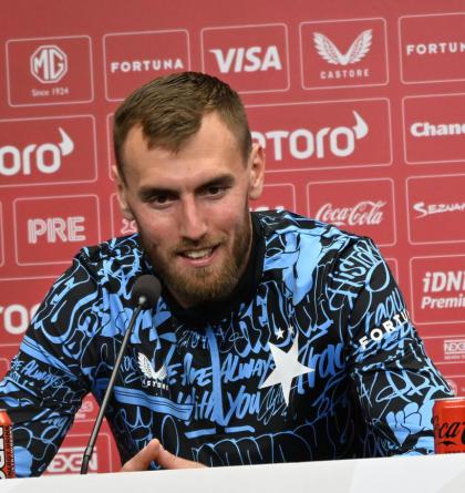 Copak videorozhodčí Beneš coby odborník na plivání nezná, že se v našich krajích plive i pro štěstí?