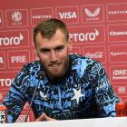 Copak videorozhodčí Beneš coby odborník na plivání nezná, že se v našich krajích plive i pro štěstí? Copak videorozhodčí Beneš coby odborník na plivání nezná, že se v našich krajích plive i pro štěstí?