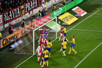 Brankář Slavie Markovič ubránil v duelu se Zlínem nulu, jenže zlínský golman Dostál rovněž ... Slavia - Zlín 0:0