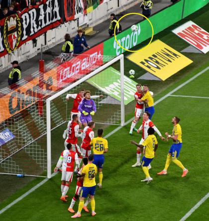 Brankář Slavie Markovič ubránil v duelu se Zlínem nulu, jenže zlínský golman Dostál rovněž ... Slavia - Zlín 0:0