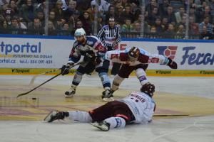 Hokejistům Plzně stačilo v O2 aréně získat bod, aby hráli play off, ale nakonec získali dva body
