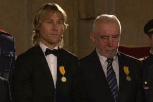 Pavel Nedvěd je čtvrtým českým fotbalistou se státním vyznamenáním