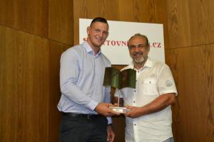 Lukáš Krpálek předal Michalovi Krausovi plaketu za prvenství v anketě Kdo je kdo 2016