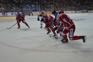 Podívejte se, jak se v O2 aréně kalila třinecká hokejová ocel ... Sparta - Třinec 3:4