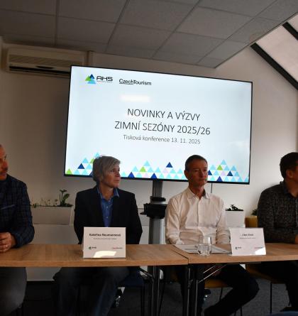 O lyžování v nové sezóně 2025/26 se hovořilo nedaleko místa, kde se poprvé u nás lyžovalo