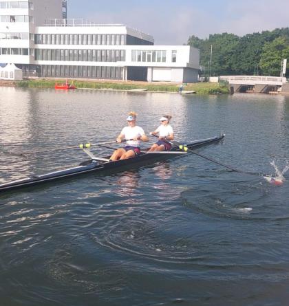 Čtyři posádky veslařů budou zítra bojovat o medaile, na atletickém oválu se k nim přidá trojskokanka Linda Suchá