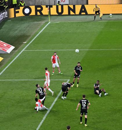 Nejvyššími fotbalisty na hřišti  byli při utkání Slavia - Plzeň  Wiegele a Chorý mají přes dva metry