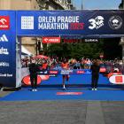 Etiopan Berhanu při maratonu prolétl Prahou rychlostí 336,929 metrů za minutu ! Zajímavost: Počtem běžců obrazně Prahou o  víkendu pobíhal Český Krumlov