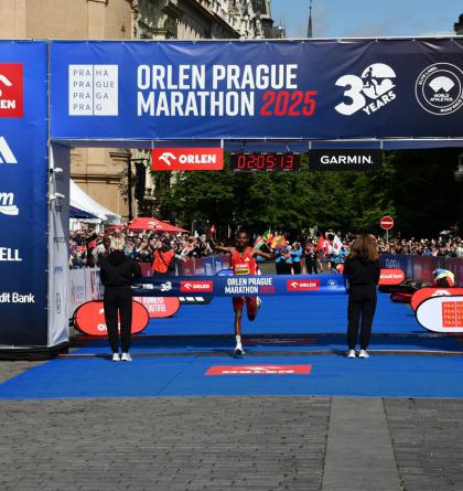 Etiopan Berhanu při maratonu prolétl Prahou rychlostí 336,929 metrů za minutu ! Zajímavost: Počtem běžců obrazně Prahou o  víkendu pobíhal Český Krumlov