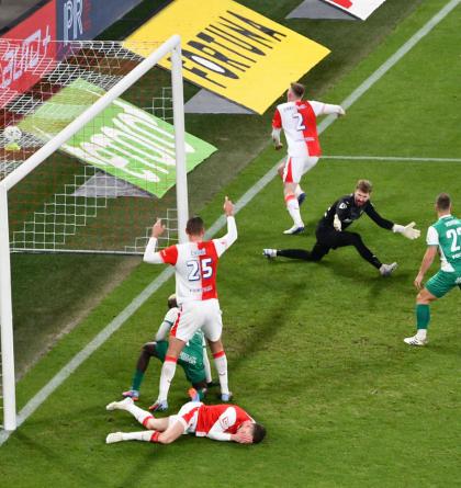 Bez osmi lidí čtyři branky při  vršovickém  derby v Edenu vidělo  19 tisíc zmrzlých diváků