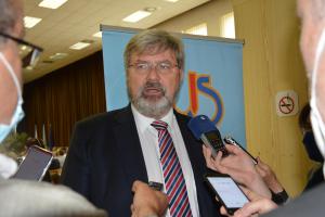 Lobbování není trestné, tvrdí Miroslav Jansta, který se oholí až skončí epidemie