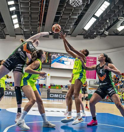 Basketbalistky USK Praha do finále play off vstoupily výhrou nad Žabinami rozdílem 35 bodů