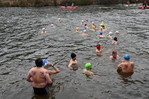 Při 20. ročníku Branických ledů se do vln 3,5 °C studené Vtavy ponořilo 257 otužilců