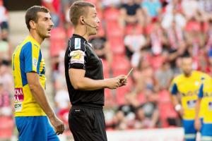 Rozhodčímu fotbalového duelu Slavia Praha - Teplice (1:0) Pavlu Orlovi chybělo jestřábí oko