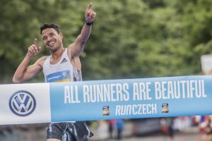 Salpeter vylepšila rekord Volkswagen Maraton o 2 minuty a Dazza urval soupeře ve finiši