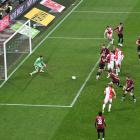 Na  velký den velkého fotbalisty Tomáše Chorého při derby  Slavie - Sparta 3:1 hořel i plot na Severu