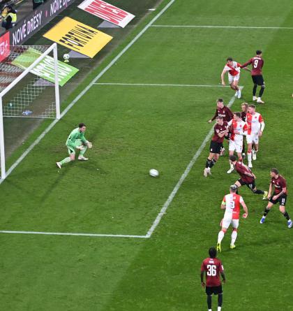 Na  velký den velkého fotbalisty Tomáše Chorého při derby  Slavie - Sparta 3:1 hořel i plot na Severu