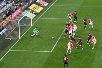 Na velký den velkého fotbalisty Tomáše Chorého při derby Slavie - Sparta 3:1 hořel i plot na Severu