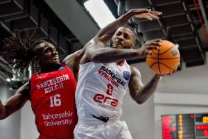 Obrázky Jiřího Růžičky z basketbalové Ligy mistrů Nymburk - Istanbul 79:76