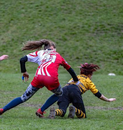 Obrázky ze sportu, ve kterém hraje nejvíce hráčů na hřišti, Ragby holky a kluci navíc hrají společně