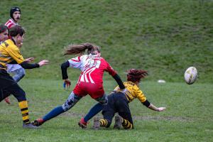 Obrázky ze sportu, ve kterém hraje nejvíce hráčů na hřišti. Ragby holky a kluci navíc hrají společně