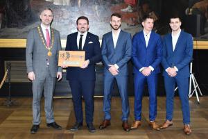Klíč od Prahy je zpátky v Edenu, kde je fotbalová trofej k vidění ve Slavia Museum