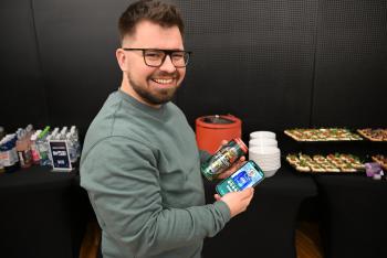 S plechovkou naplněnou desítkou Radegastu můžete ukázat svou bojovnost v hokejovém dresu