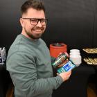 S plechovkou naplněnou  desítkou Radegastu  můžete ukázat svou bojovnost v hokejovém dresu