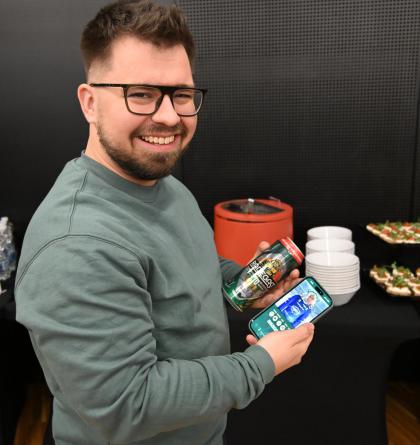 S plechovkou naplněnou  desítkou Radegastu  můžete ukázat svou bojovnost v hokejovém dresu