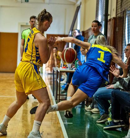Při prohlížení fotografií Miloše Březiny  z basketbalu žen USK Praha B - Sparta se zasmějete