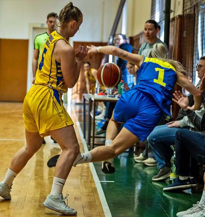 Při prohlížení fotografií Miloše Březiny  z basketbalu žen USK  B - Sokol Nusle se zasmějete