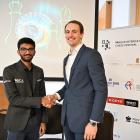 Do Prahy přijel po 95 letech úřadující světový šachový šampion Gukeš Dómmarádžu