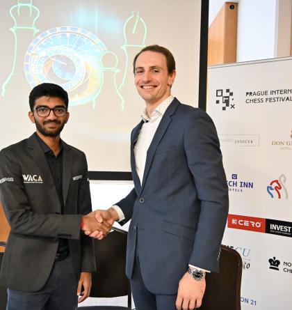 Do Prahy přijel po 95 letech úřadující světový šachový šampion Gukeš Dómmarádžu