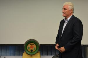 Reprezentační hokejový trenér Miloš Říha dostal k narozeninám sedmnáctilitrový soudek piva