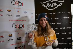 Mistryně světa a držitelka Světového poháru Eva Samková obě ceny ukázala v Praze