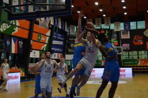 Basketbalisté USK kosí své soupeře v playout... USK Praha - Jindřichův Hradec 91:71