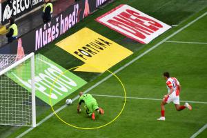 V utkání Slavia-Zlín se domácí fotbalisté, třebaže vsítili všechny tři góly, nakonec báli o výsledek