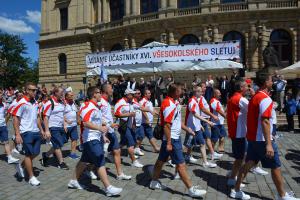 Podívejte se na obrázky z průvodu sokolů Prahou před všesokolským sletem