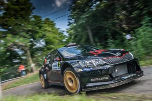 Lovec rekordů Kopecký slaví domácí triumf značky ŠKODA s černým vozem FABIA R5