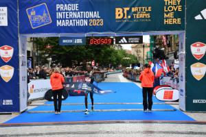 Rekordní průlet Prahou Keňana Mutise a české maratonské tituly pro Stewartovou a Pavlištu